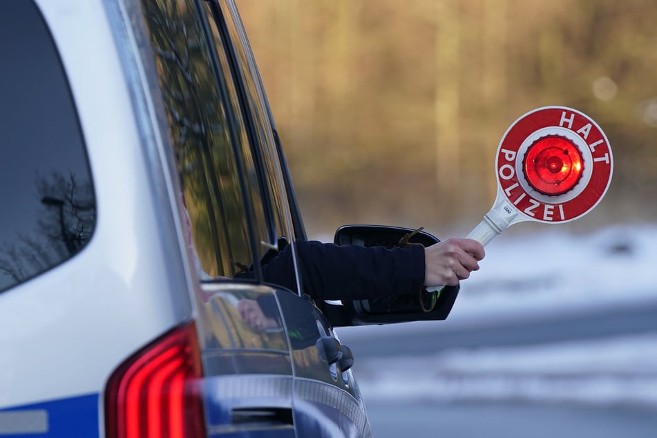 Die Polizei zog am Sonntag einen Chaos-Fahrer (85) aus dem Verkehr. (Symbolbild)