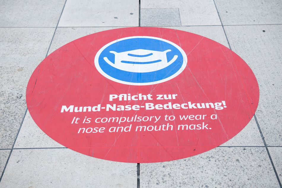 Ein Aufkleber mit der Aufschrift "Pflicht zur Mund-Nasen-Bedeckung!" klebt im "The Squaire" am Flughafen Frankfurt.