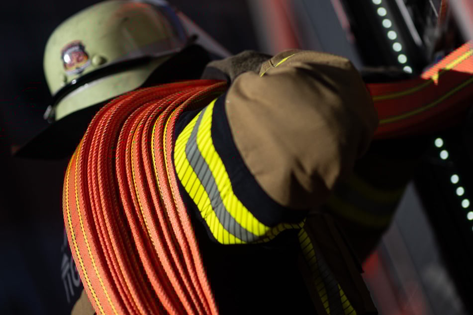 Feuer bei Recyclingfirma für E-Schrott: Katastrophenschutz warnt Anwohner