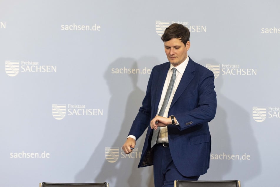 Kultusminister Conrad Clemens (42, CDU) wurde für seinen 21-Punkte-Plan harsch kritisiert, zeigt sich aber bereit für Gespräche.