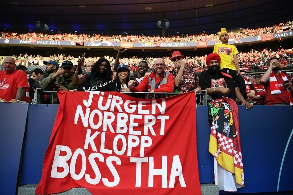 Liverpool-Fans feiern ihren Coach Jürgen Klopp vor dem Anpfiff im Stade de France.