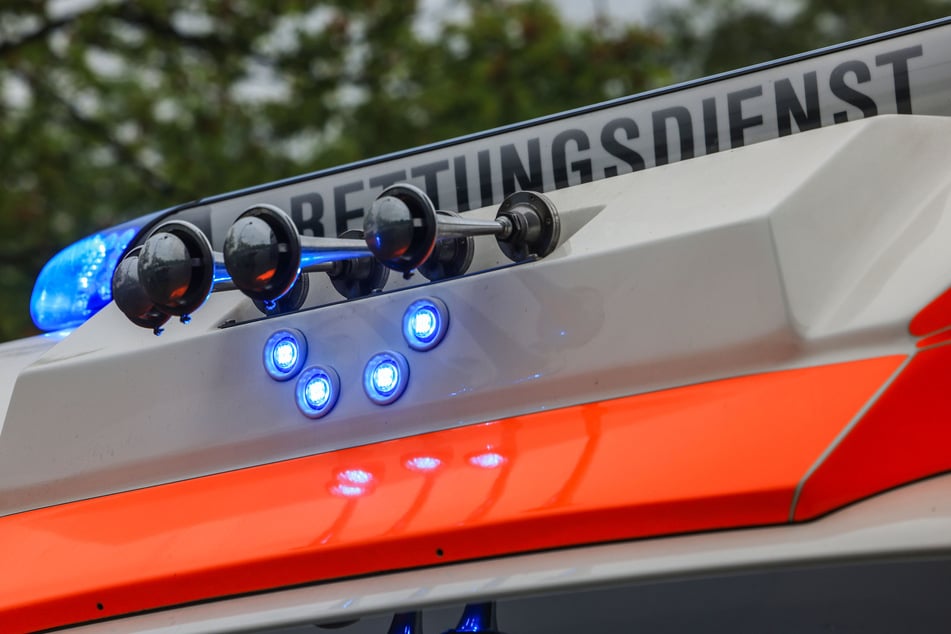 Für den 61-jährigen Biker ging es mit schweren Verletzungen in ein Krankenhaus. (Symbolfoto)