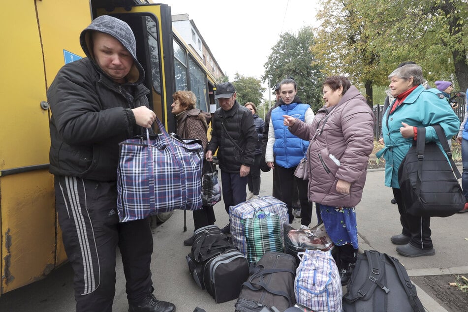 Durch wiederholte russische Angriffe sind in Kupjansk zahlreiche Gebäude schwer beschädigt, dutzende Zivilisten wurden getötet. Vor dem Krieg lebten dort rund 26.000 Menschen, viele mussten fliehen.