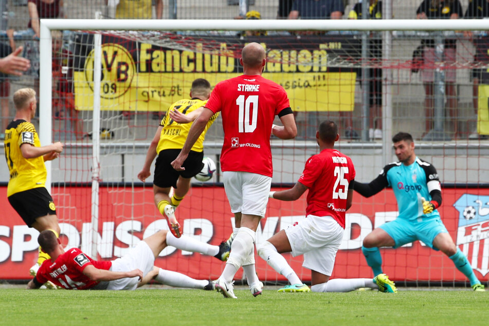 Tobias Raschl (21, 3.v.l.) trifft aus Nahdistanz zum 1:2 - Johannes Brinkies (28, r.) ist ohne Abwehrchance.