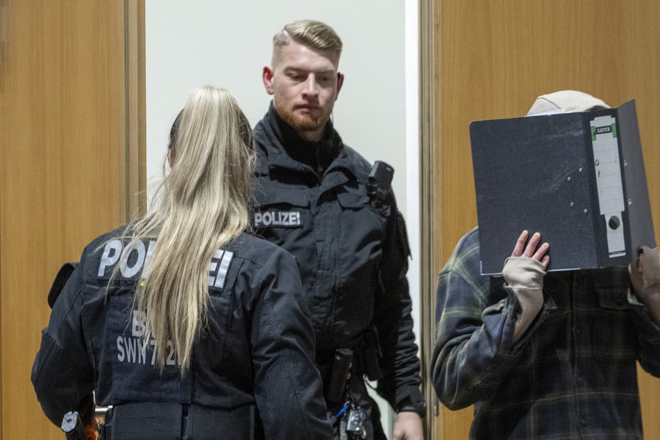 Mit vier Kopfschüssen hingerichtet: Tochter findet blutüberströmte Mutter