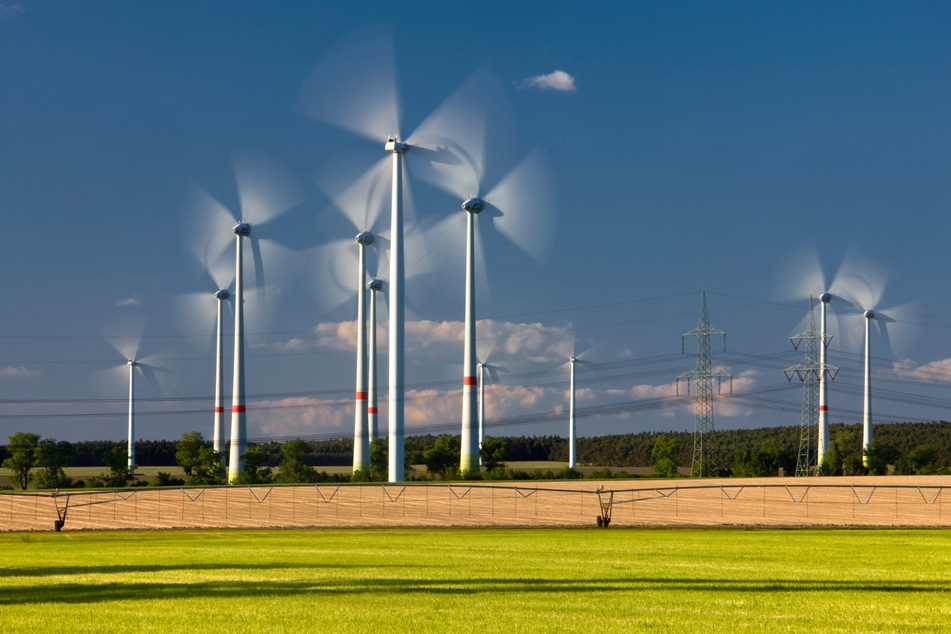 Frischer Wind für die Energiewende? Die Koalitionsparteien streiten sich über die Rolle der Windkraft in der Krise.