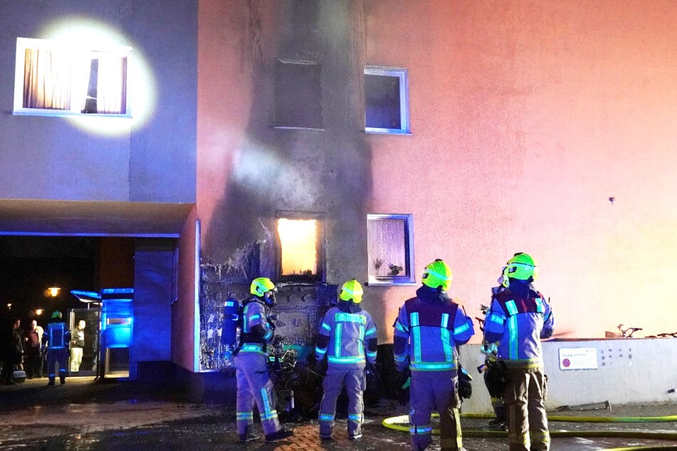 Das Feuer am Dannenwalder Weg beschädigte auch die Hausfassade.