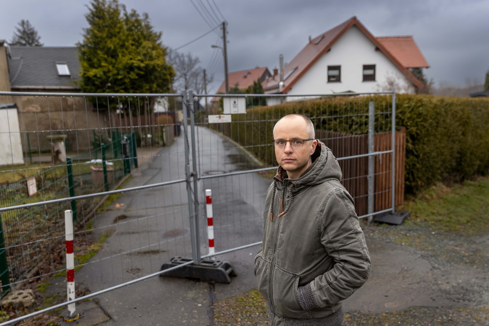 Ivo Partschefeld (43) möchte verhindern, dass die Öffentlichkeit von Wegen einfach ausgesperrt werden kann - wie seit Kurzem zwischen Darwinstraße und Grenzweg.