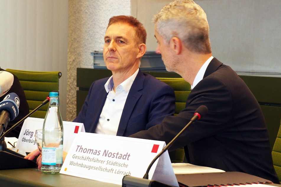 Jörg Lutz (59, parteilos, l), Oberbürgermeister von Lörrach, und Thomas Nostadt, Geschäftsführer Städtische Wohnbaugesellschaft Lörrach, nehmen an einer Pressekonferenz teil.