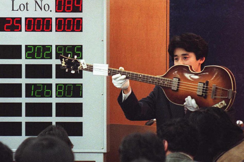 1997 kam bei einer Auktion in Japan eine, eigens für Paul McCartney angefertigte, Höfner unter den Hammer. Das Instrument aus dem Jahr 1964 erzielte damals einen Erlös von umgerechnet 200.000 Euro.