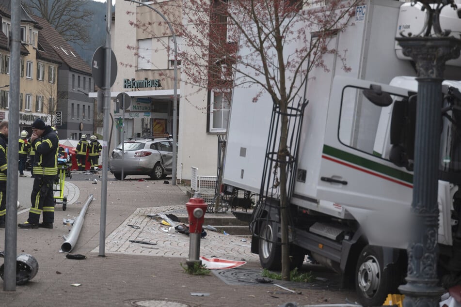 Bei dem Unfall starben eine Mutter und ihr drei Jahre alter Sohn. Die Zwillingsschwester überlebte den Unfall im Kinderwagen unverletzt.