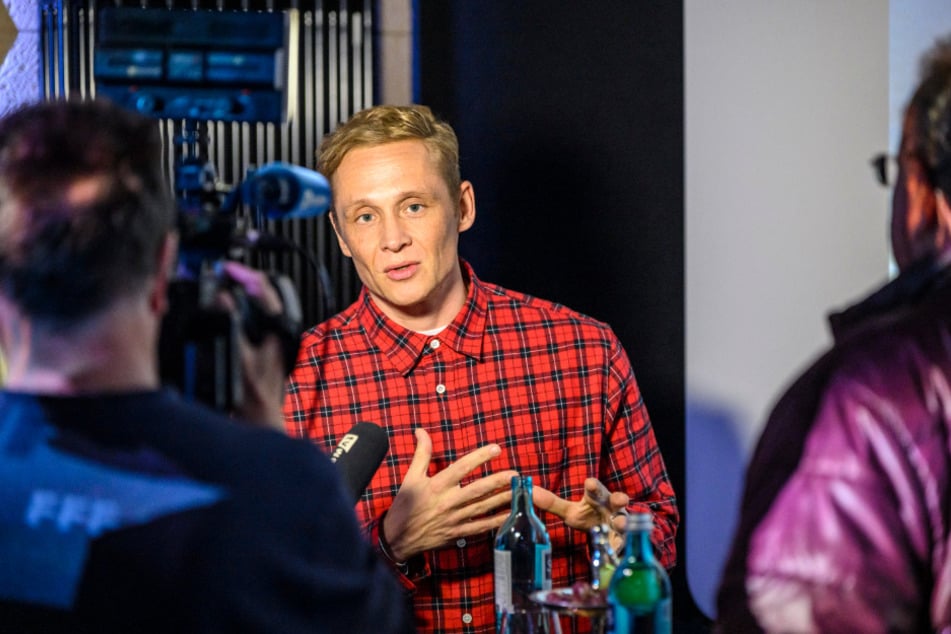 Nach der Vorpremiere gab Matthias Schweighöfer (44) noch Interviews - auch Raik Bartnik (56).