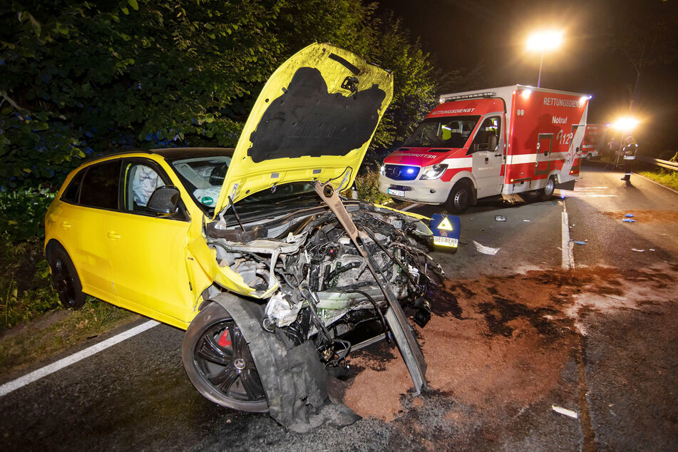 Nordrhein-Westfalen, Balve: Ein zerstörtes Auto steht im Jahr 2018 nach einem illegalen Autorennen auf einer Landstraße.