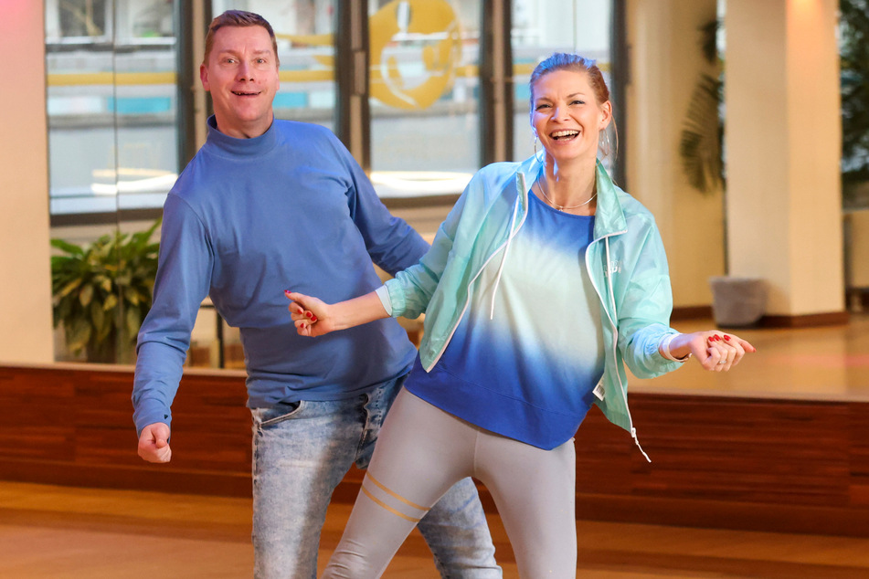 Eva Herrmann (45) probiert mit ihrem Mann Jens (49) in der Tanzschule Herrmann-Nebl auf der Zwinglistraße die Tanz-Animationen aus.