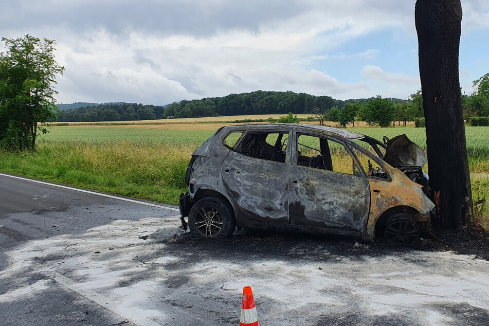 Unfall-Drama: Polizisten befreien Fahrer noch aus brennendem Auto, dann ist er tot