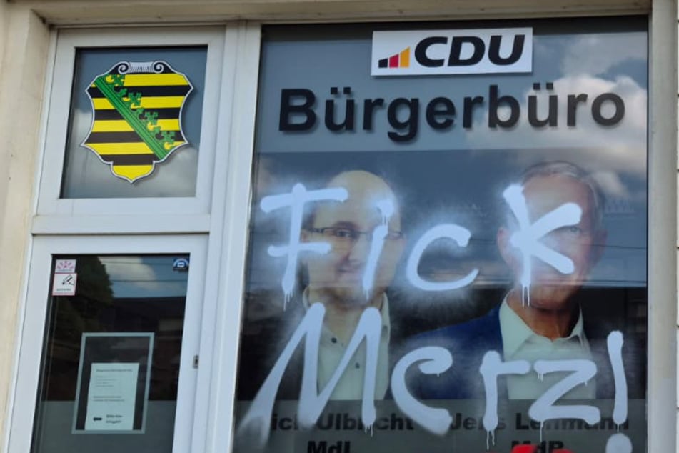 Leipzig: Farbangriff auf Leipziger Parteibüro: Täter hinterlassen "Verräter"-Graffiti