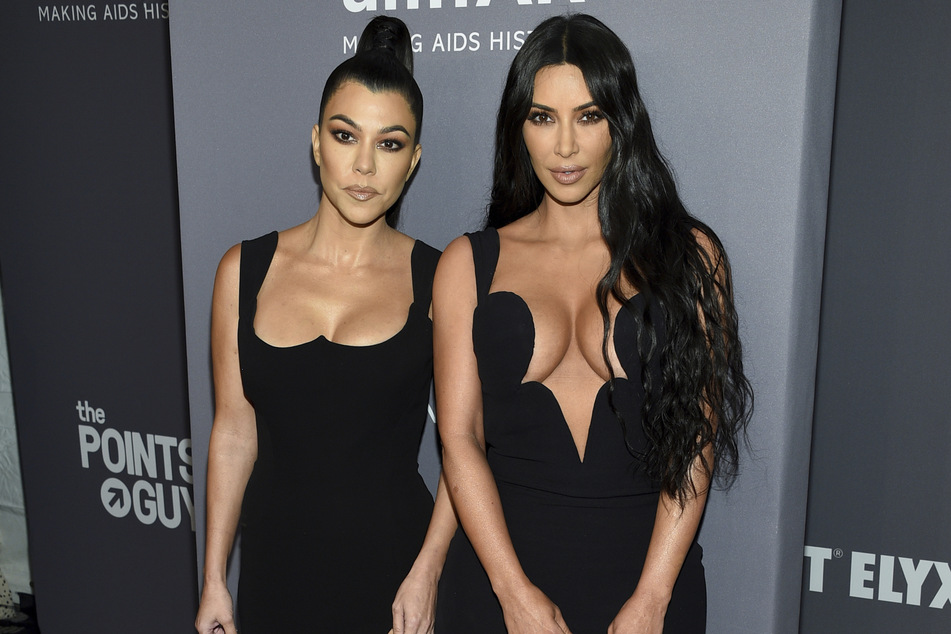 Kourtney Kardashian (41, links) und Schwester Kim Kardashian (39).