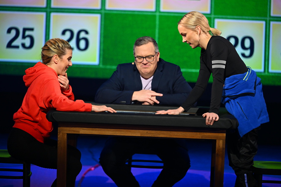 Moderator Elton (51) führte durch die Spiele bei "Schlag den Star" mit Jeanette Biedermann (43) und Janin Ullmann (41).