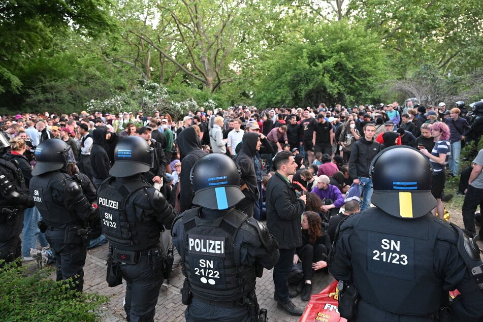 Mehr als 1000 Menschen wurden am Heinrich-Schütz-Platz eingekesselt.