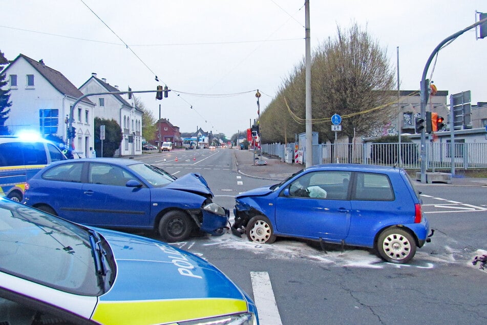 Beide Autos wurden durch die Kollision zerstört und mussten abgeschleppt werden.