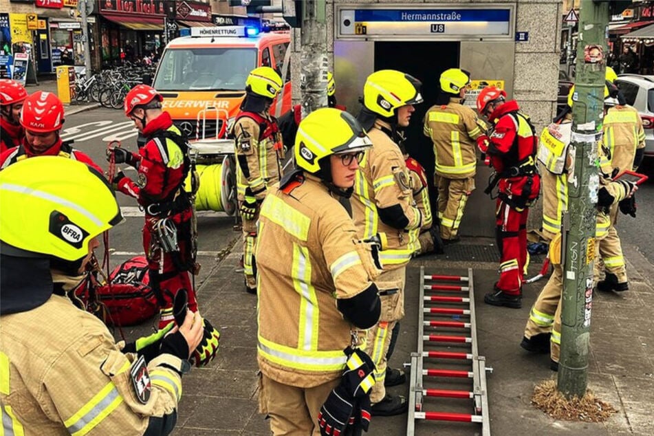 Der Rettungseinsatz der Feuerwehr gestaltete sich schwierig, da sich der Aufzug mechanisch nicht bewegen ließ.