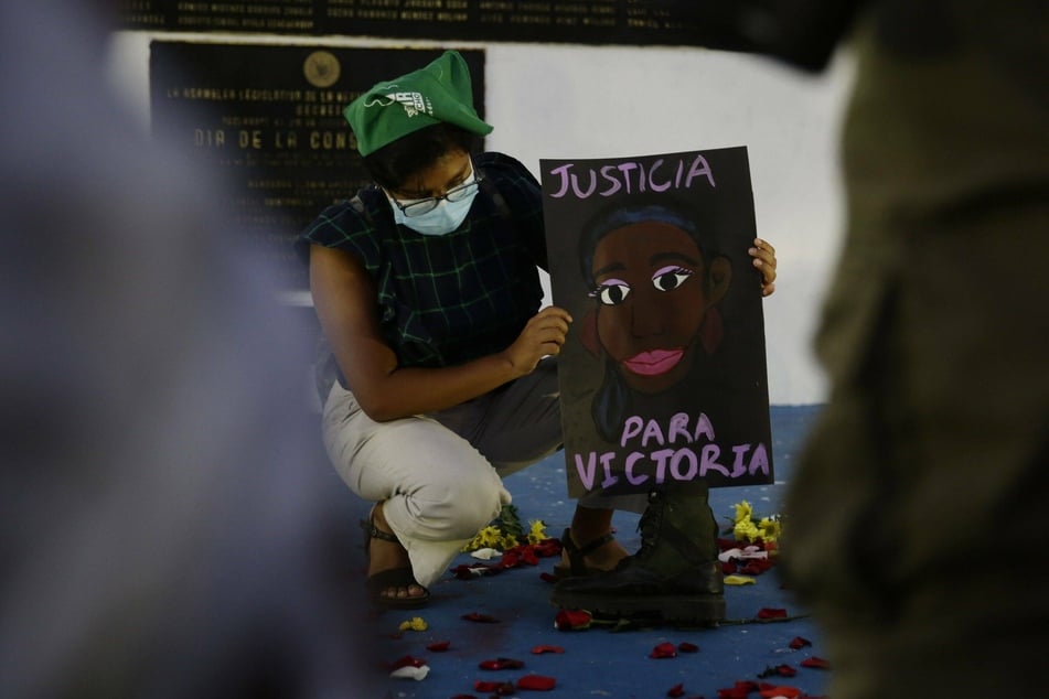 Mexican police officers arrested for gender-based killing after kneeling on immigrant's neck