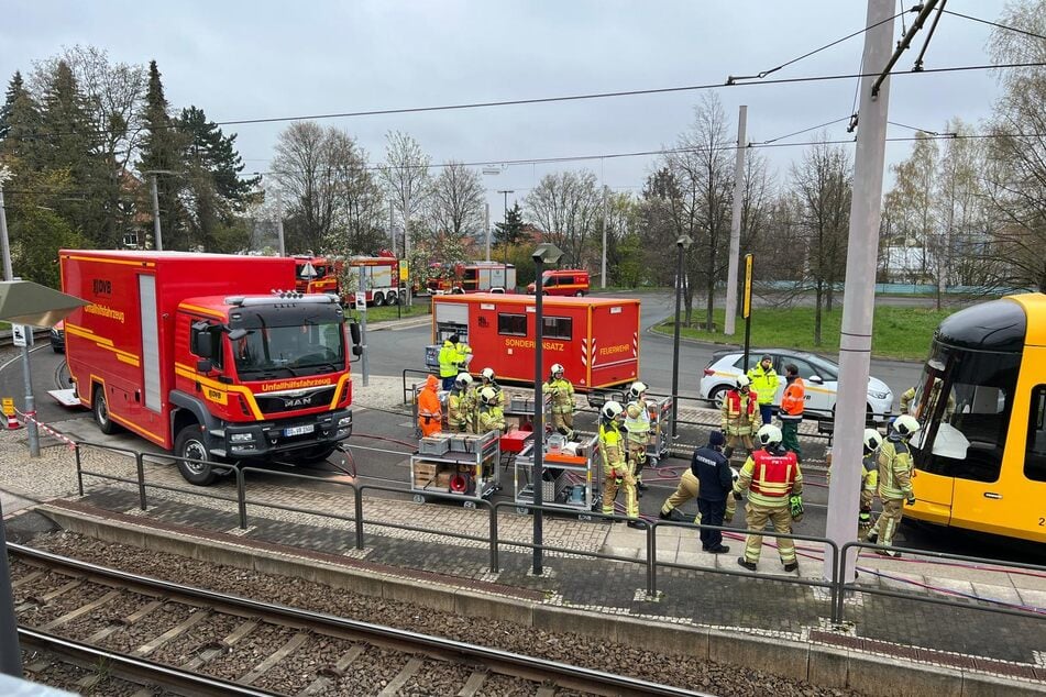 Die Dresdner Feuerwehr probte an einer neuen Bahn der Dresdner Verkehrsbetriebe den Ernstfall.