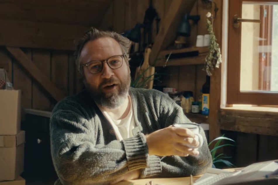 Großstadt-Reporter Ingo alias Johannes Kühn (43) ist im neuen Erzgebirgs-Clip "Nah dran am Abgrund".