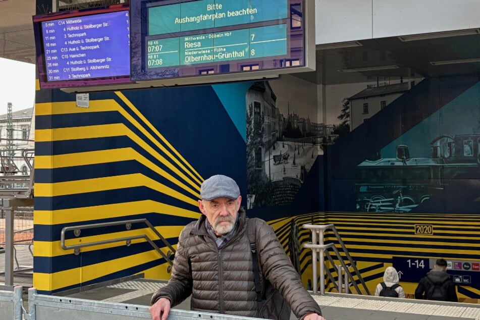 Sonnenberg-Bewohner Stephan Weingart (73) ärgert sich über das vergessene Bahndisplay am Hauptbahnhof.