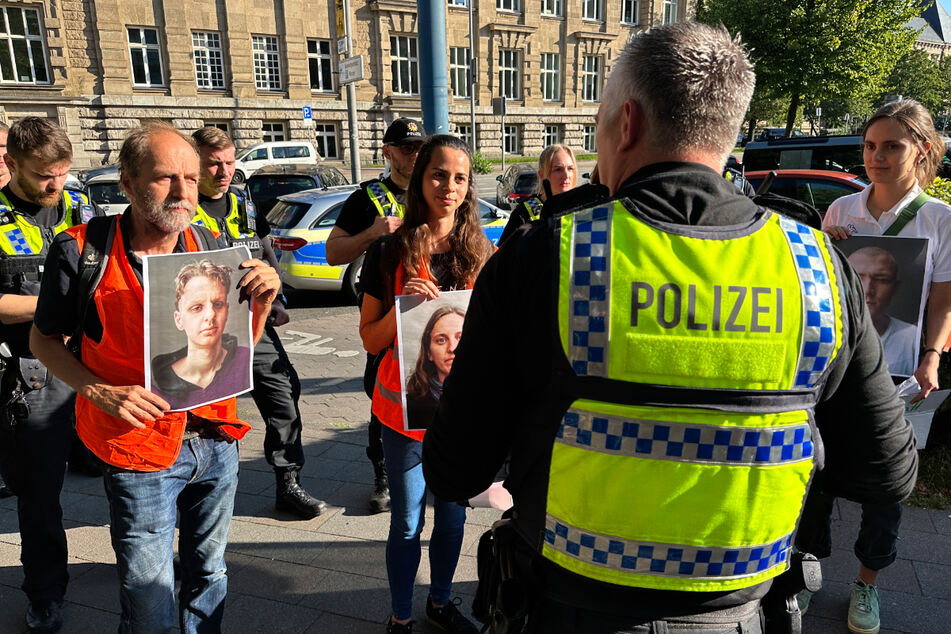Polizisten stoppten die "Letzte Generation" in Hamburg, bevor sie loslegen konnte.