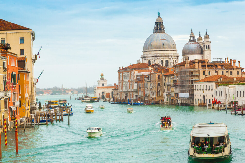 Vor allem wegen der vielen Kanäle ist Venedig bei Urlaubern beliebt. (Symbolbild)