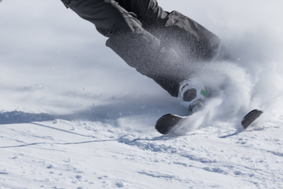 Die Polizei im Raum Oberstdorf sucht nach zwei Skifahrerinnen, nachdem diese in Zusammenstöße verwickelt gewesen sind. (Symbolfoto)