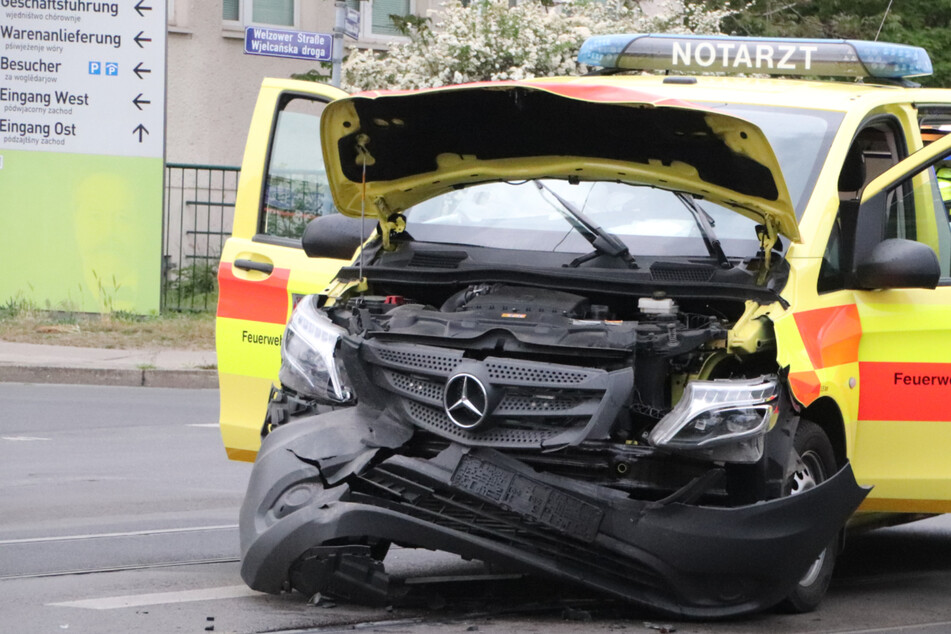 Unfall in Cottbus: Notarztwagen knallt mit Dacia zusammen!
