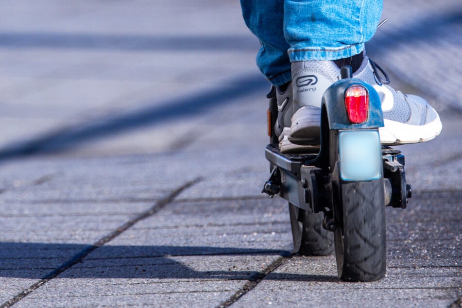 Fast zeitgleich! Zwei Jugendliche nach E-Scooter-Unfällen schwer verletzt in Kliniken gebracht