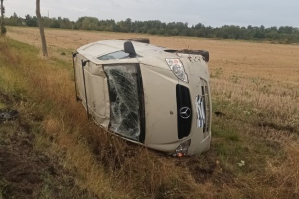 Im Jerichower Land hat sich ein Mercedes überschlagen.