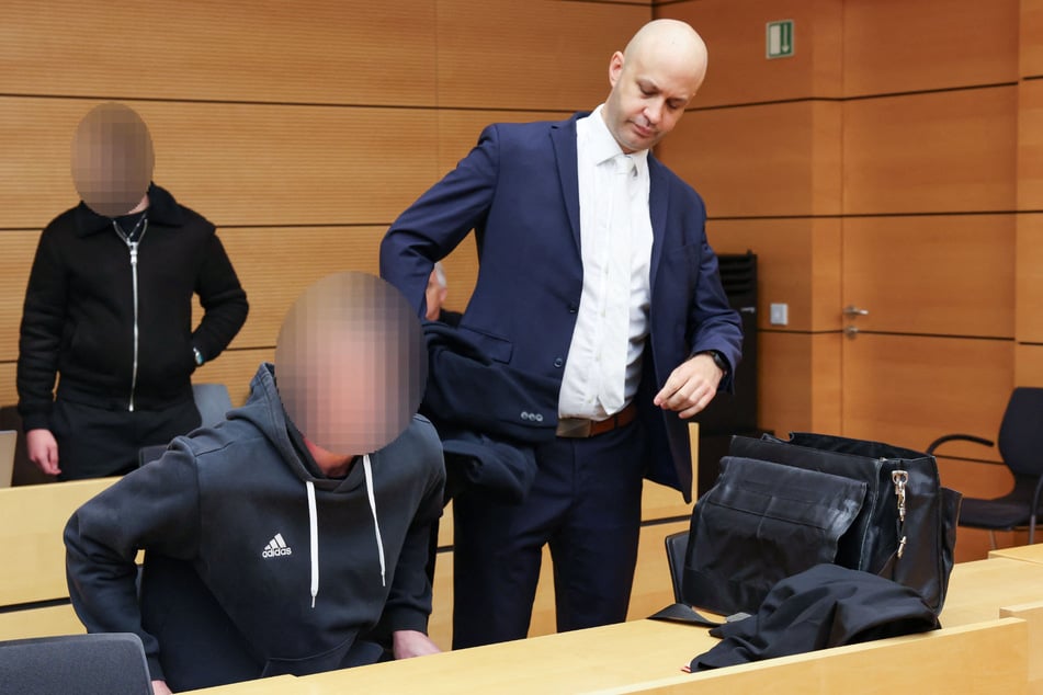 Zwei Zeugen beschuldigen eine andere Person, die tödliche Rakete gezündet zu haben.