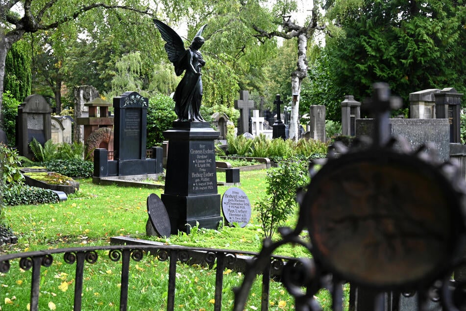 Am Donnerstagabend wurde eine Frau (67) auf dem Johannisfriedhof in Dresden-Tolkewitz eingeschlossen.
