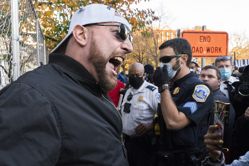 Verhärtete Fronten: Anhänger von US-Präsident Trump treffen auf Gegenprotestanten auf dem Black Lives Matter Plaza in Washington.
