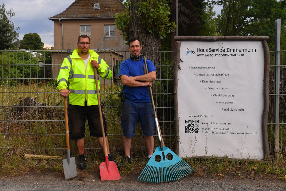 Chef Michael Zimmermann (39, r.) und Mitarbeiter Maik Lippert blieben nach dem Bruch nur Rechen und Schaufel.