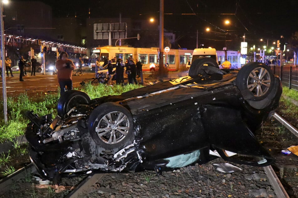 Der Mercedes überschlug sich und landete auf dem Dach.