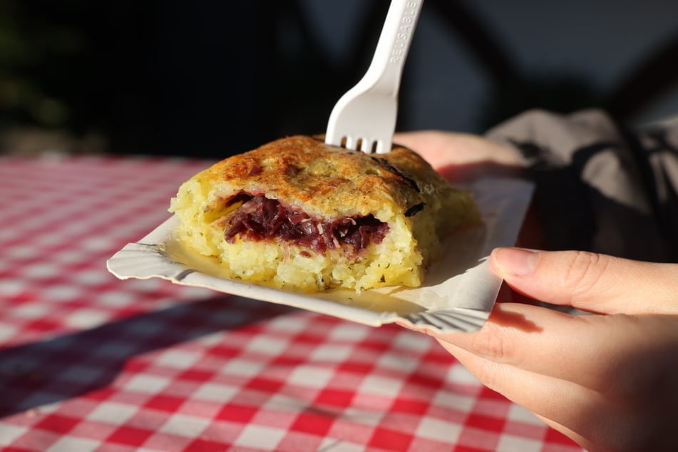 Im Inneren der Rolle befindet sich die Füllung. Besonders weihnachtlich wird es mit Rotkraut und Ente.