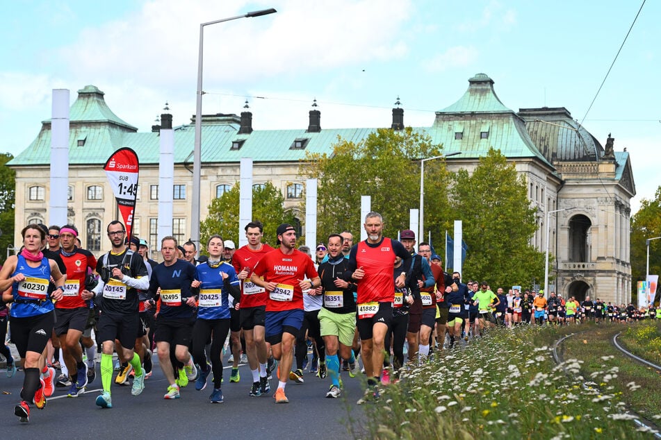 Irre! 14.413 Teilnehmer nahmen am Sonntag die Stadt beim 25. Dresden-Marathon in Beschlag und sorgten für einen Rekord.