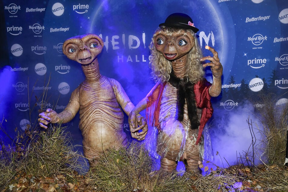 Tom Kaulitz (35, l.) und Heidi Klum (51, r.) verkleideten sich als der Außerirdische E.T.