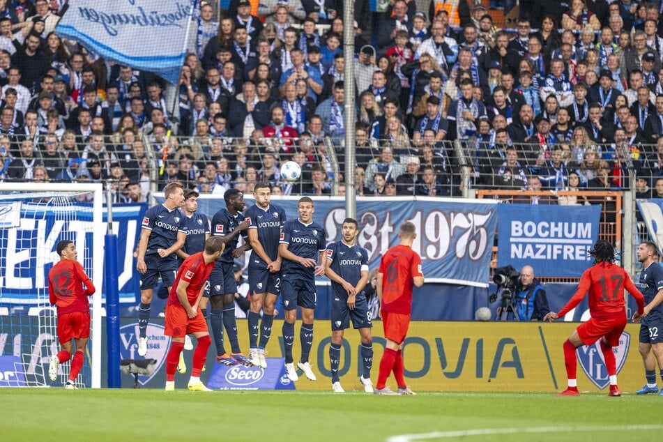 Olise (r.) erzielt die 1:0-Führung gegen Bochum per Freistoß.