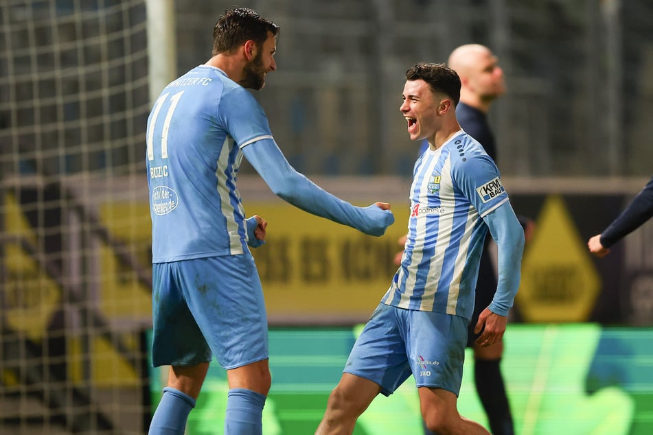 Freude bei den Himmelblauen: CFC-Spieler Leon Damer (r.) trifft kurz vor Schluss zum 2:0.