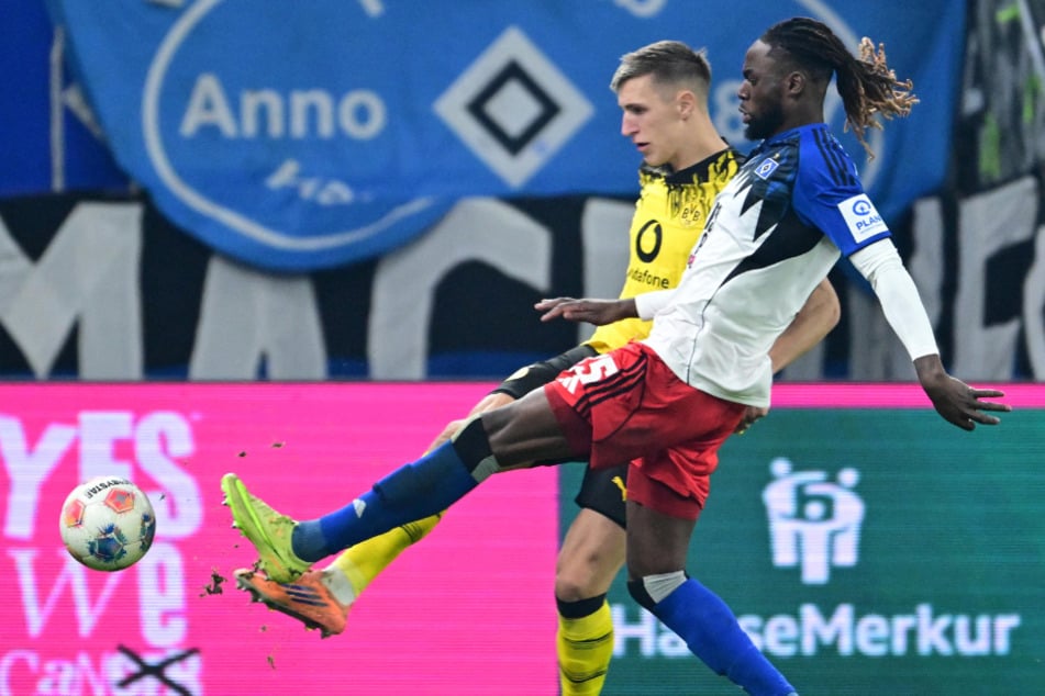 Hamburgs Jordan Torunarigha (r.) trifft Dortmunds Nico Schlotterbeck mit gestrecktem Bein. Der Borusse musste minutenlang behandelt werden.