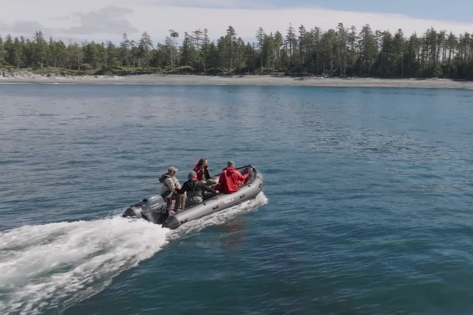 Das Rettungsteam holt die beiden von der Insel.