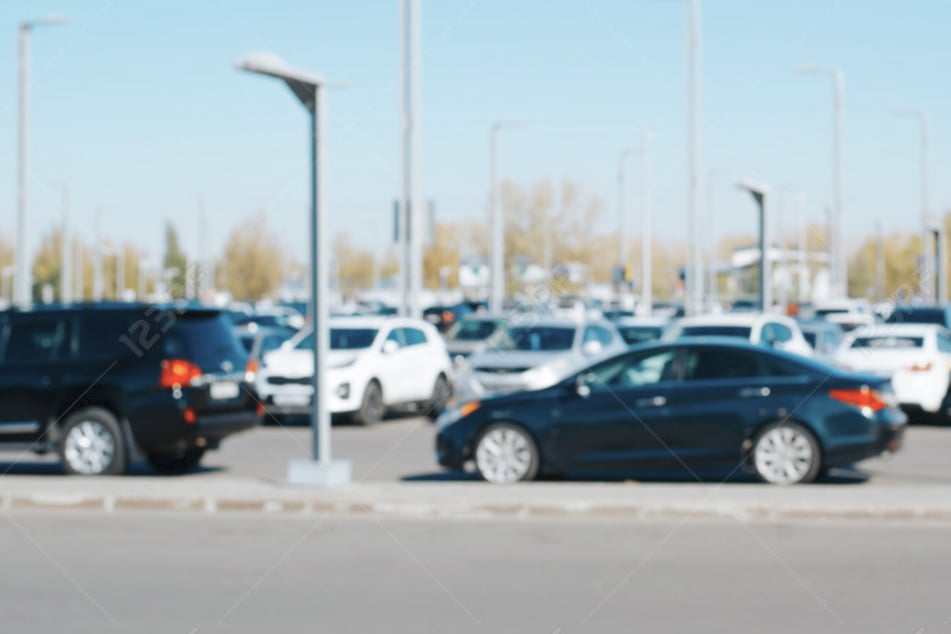 Der Senior verlor die Beherrschung, als er auf einen Parkplatz einbiegen wollte. (Symbolfoto)