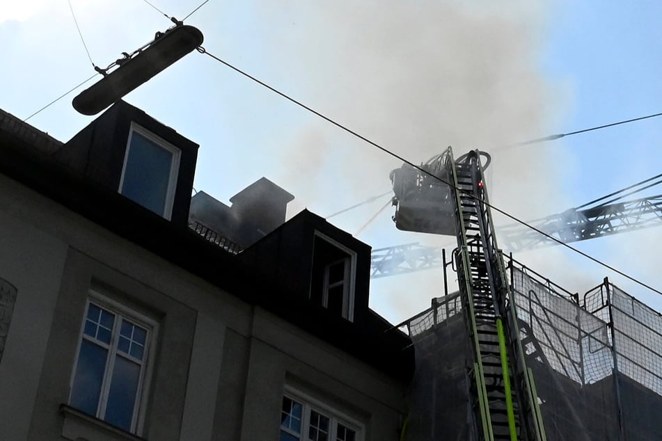 München: Millionenschaden bei Dachstuhlbrand: Feuer hält rund 150 Münchner Feuerwehrkräfte in Atem