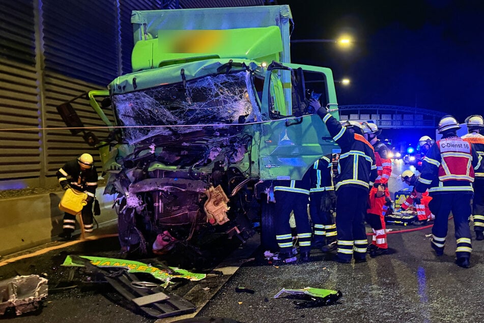 Unfall A7: Lastwagen krachen auf A7 ineinander! Fahrer schwebt in Lebensgefahr